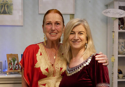 Die Künstlerin Sieglinde Radermacher mit Inhaberin Mine Murzoglu in Mines Spatzentreff beim orientalischen Abend im März 2023