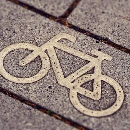 Fahrrad Symbol auf Pflastersteinen