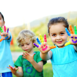 Kindergartenkinder mit bunt bemalten Handflächen
