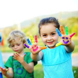 Kindergartenkinder mit bunt bemalten Handflächen