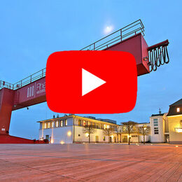 Rheinforum Wesseling mit Kran, im Vordergrund das Youtube-Logo
