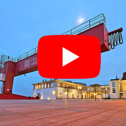 Rheinforum Wesseling mit Kran, im Vordergrund das Youtube-Logo