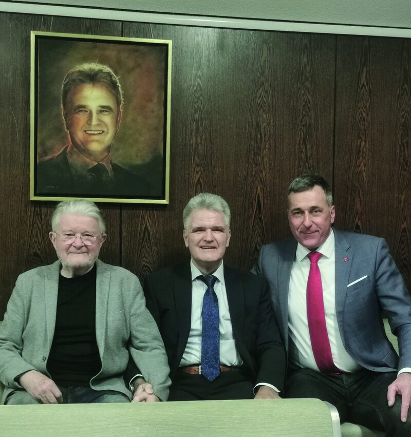 Die Bürgermeister Ralph Manzke und Erwin Esser gemeinsam mit Herrn Stock auf der Zuschauertribüne des Ratsaals unter dem Portrait Erwin Essers
