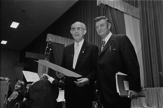 Am 23. November 1972 überreichte der Innenminister des Landes Nordrhein-Westfalen Willi Weyer die Urkunde zur Stadtwerdung an Wesselings Bürgermeister Hans Mock im Rahmen eines Festaktes in der Kronenbuschhalle.
