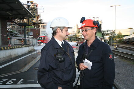 Heinz-Peter Brandenberg (Feuerwehrchef Evonik) und Nicolas Gafron (stellv. Leiter der Feuerwehr Wesseling)