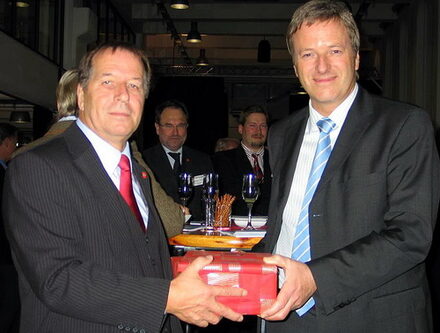 Foto Bürgermeister G. Ditgens und Flughafenchef M. Garvens