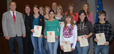 Bürgermeister Ditgens mit den erfolgreichen Schülerinnen und Schülern