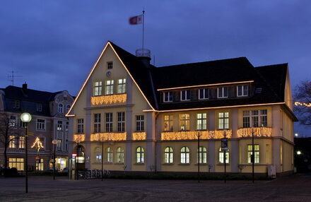 Altes Rathaus in weihnachtlicher Beleuchtung