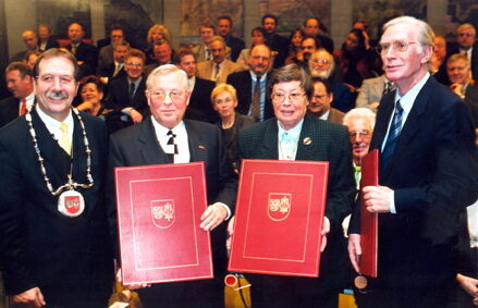 Im Jahre 2000 wurde Marianne Andreas - zusammen mit Peter Jansen und Franz Durant (r.) zur Ehrenbürgerin ernannt; Bürgermeister Günter Ditgens (lks.) überreichte die Urkunden.