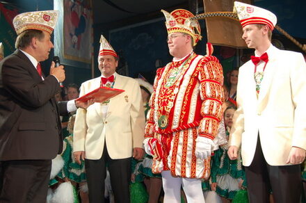 Foto bei der Prinzenproklamation mit Bürgermeister Günter Ditgens