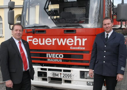 Bürgermeister Günter Ditgens mit Wehrchef Wolfram Semrau vor Einsatzfahrzeug