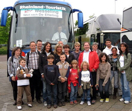 Foto mit Bürgermeister und Wesselingern vor Reisebus