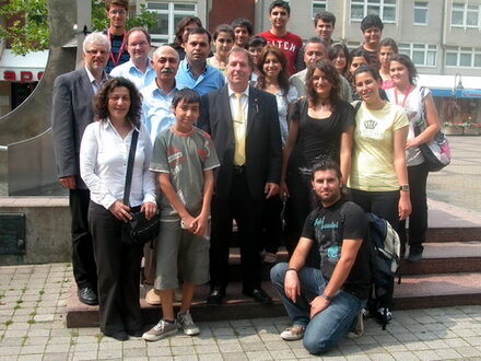 Foto: Schülergruppe mit Bürgermeister Günter Ditgens vor Rathausbrunnen