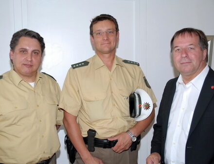 Polizeihauptkommissar Norbert Passon (Mitte), in Begleitung vom Ersten Polizeihauptkommissar Teichmann, stellte sich Bürgermeister Günter Ditgens vor.