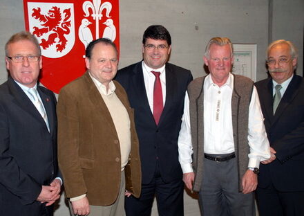 Bürgermeister Hans-Peter Haupt mit den Ortsbürgermeistern