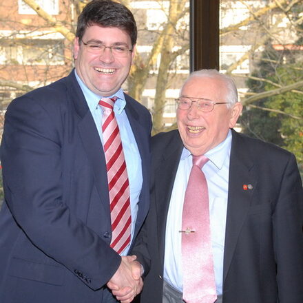 Bürgermeister Hans-Peter Haupt gratulierte Rudi Freystadt zur Wahl als Vorsitzender des neu gewählten Seniorenbeirates.