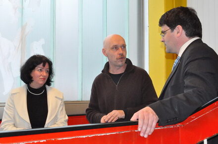Schulleiterin Dr. Doris Wirth im Gespräch mit Bürgermeister Hans-Peter Haupt und dem Künstler Jo Pellenz