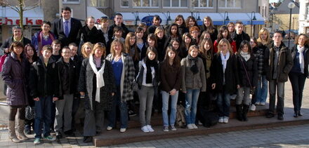 Gruppenbild mit Bürgermeister: Hans-Peter Haupt empfing die Schülerinnen und Schüler aus der französischen Partnerstadt Pontivy.