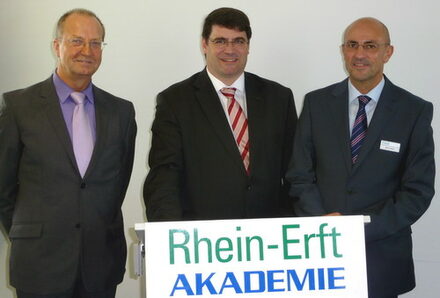 Bürgermeister Hans-Peter Haupt gratulierte Geschäftsführer Michael Maier (r.)  und Georg Hemmersbach (lks.), Leiter der Abendakademie, zur Eröffnung der neuen Schulungsräume in Wesseling.