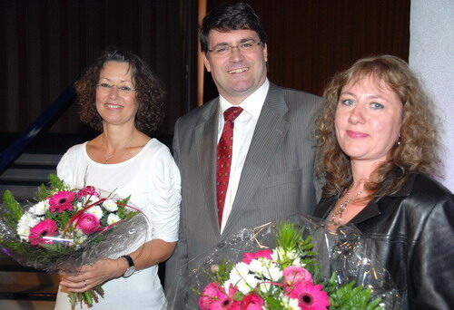 Marie-Virginie Le Gallo (r.) und Renate Schubert setzen den Schüleraustausch - sehr zur Freude von Bürgermeister Hans-Peter Haupt - fort.