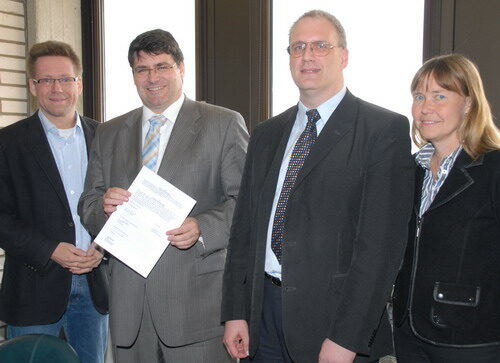 Im Rathaus unterzeichneten Vertreter des CVJM und der Stadt die Kooperationsvereinbarung – von links Pfarrer Rüdiger Penczek, Bürgermeister Hans-Peter