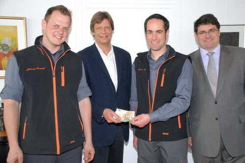 Gemeinsam mit Bürgermeister Hans-Peter Haupt überreichten Johannes Altendorf und Thomas Mies die Spende über 450 Euro an Schulleiter Michael Fuhr.