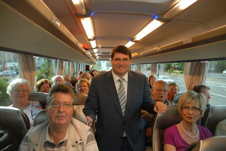 Bürgermeister Hans-Peter Haupt begrüßte im Reisebus die Teilnehmerinnen und Teilnehmer der diesjährigen Seniorenfahrt.