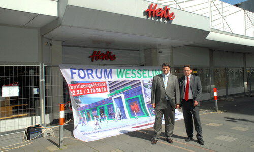 Bürgermeister Hans-Peter Haupt mit Prokurist Dr. Stephan Schnitzler vor dem ehemaligen Hertie-Gebäude