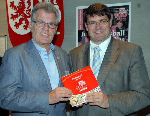 Zum Jubiläum des TuS ist auch eine Festschrift erschienen; das erste Exemplar überreichte Führ an Bürgermeister Hans-Peter Haupt.