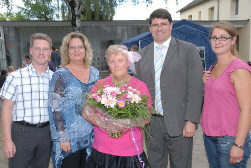 Bürgermeister Hans-Peter Haupt, Olaf Krah, Leiterin Steffi Eikelbeck und Viktoria Plum gratulierten Annemie Wirtz zum Jubiläum.