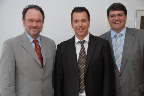 Bürgermeister Hans-Peter Haupt (r.) überreichte mit Bernhard Hadel (l.) dem neuen Beigeordneten Gunnar Ohrndorf die Ernennungsurkunde.