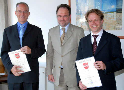 Beigeordneter Bernhard Hadel mit den neuen Ehren-Hafenbeamten für den Shell-Hafen: Werner Marx (r.) und Günter Korden.