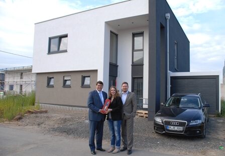 Bürgermeister Hans-Peter Haupt gratulierte Amila und Martin Schmitz zum neuen Heim.