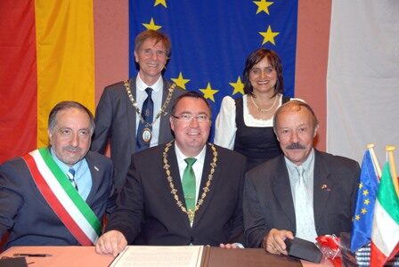 Die Delegationen gratulieren Traunsteins Oberbürgermeister Manfred Kösterke