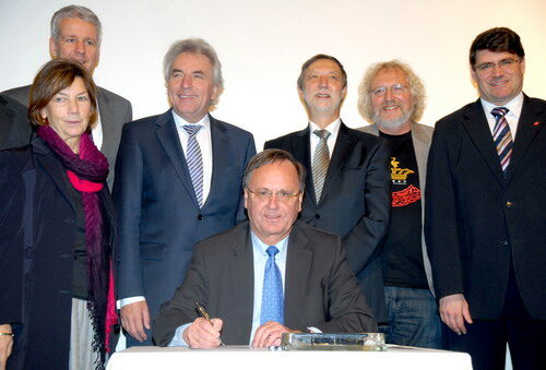 Im Wesselinger Rheinforum unterzeichneten Vertreter von 20 Städten, Kreisen und Organisationen die „Rheincharta“