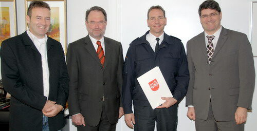Zum 25jährigen Dienstjubiläum von Wolfram Semrau gratulierten Bürgermeister Hans-Peter Haupt (r.), Bernhard Hadel (2.v.l.) sowie Bernd Fritz (l.).