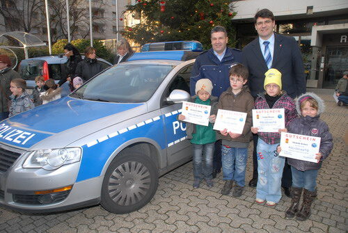 Ein Ereignis für die Kleinen bei der Weihnachtsbaum-Wunschaktion: eine Fahrt mit dem Polizeiauto.