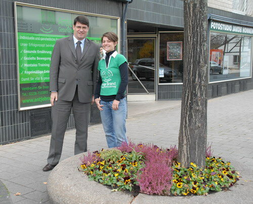 Antje sorgt zukünftig für eine attraktive Bepflanzung von zwei Blumenkübeln in der Bonner Straße.