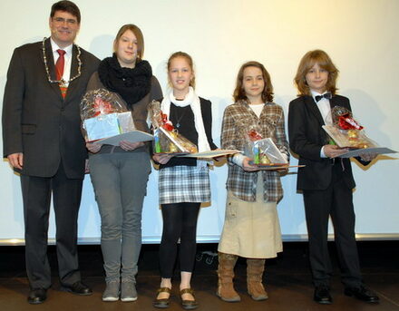 Wesselinger Schülerinnen und Schüler wurden beim Neujahrsempfang der Stadt von Bürgermeister Hans-Peter Haupt für besondere Leistungen ausgezeichnet.