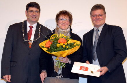 Bürgermeister Hans-Peter Haupt mit Ines Tränkner und Hans-Werner Sinnwell.