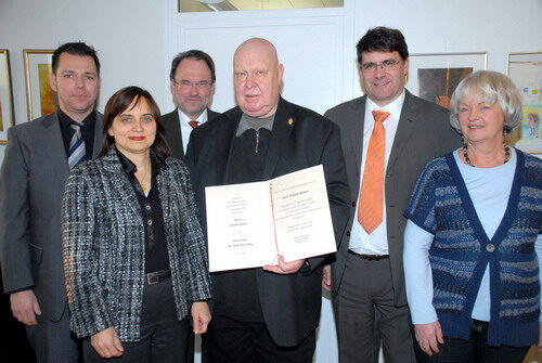 Bürgermeister Hans-Peter Haupt (2.v.r.) überreichte Johann Reiner (Mitte) die Ehrennadel.