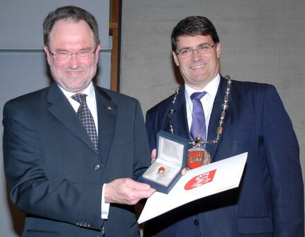 Mit dem Ehrenring der Stadt Wesseling wurde Bernhard Hadel, 1. Beigeordneter und Kämmerer der Stadt Wesseling, in den Ruhestand verabschiedet.