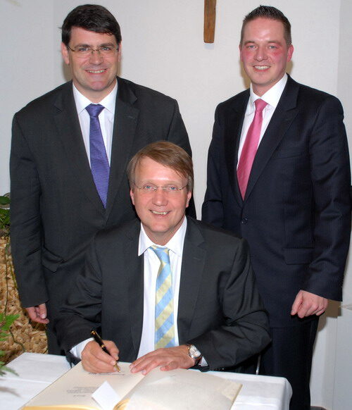 Minister Ronald Pofalla trug sich in das Goldene Buch der Stadt Wesseling ein.