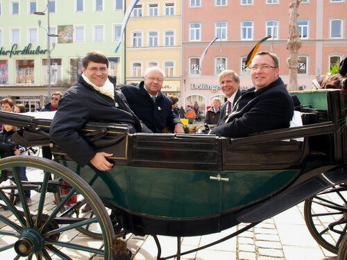 Manfred Kösterke (r.) mit Hans-Peter Haupt (lks.), Hermann Steinmaßl und John Sabin (2. v. r.) in der Ehrenkutsche