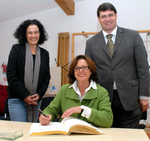 Ministerin Ute Schäfer (Mitte), mit Bürgermeister Hans-Peter Haupt und Leiterin Sabine Dertinger, trug sich gerne in das „Goldene Buch“ der Stadt ein.
