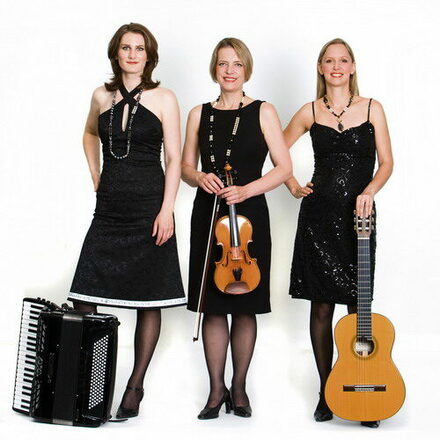 "Trio Imperial“ - 3 Frauen mit Akkordeon, Violine und Gitarre