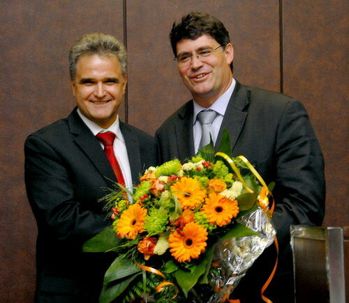 Bürgermeister Hans-Peter Haupt (links) gratulierte Erwin Esser zur Wahl durch den Rat.