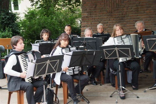 Im Musikpavillon im Rheinpark findet im Rahmen der Veranstaltung „Tag der Musik“ ein Konzert des Akkordeon-Orchesters Wesseling statt.