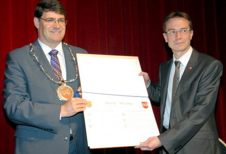 Bürgermeister Hans-Peter Haupt und Beigeordneter Christophe Marchard bekräftigten mit Urkunde.