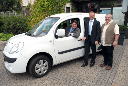 Bürgermeister Hans-Peter Haupt dankte Siegbert Kobus und Ralf Daniel (RWE Deutschland) für die Unterstützung bei der Anschaffung eines Elektroautos